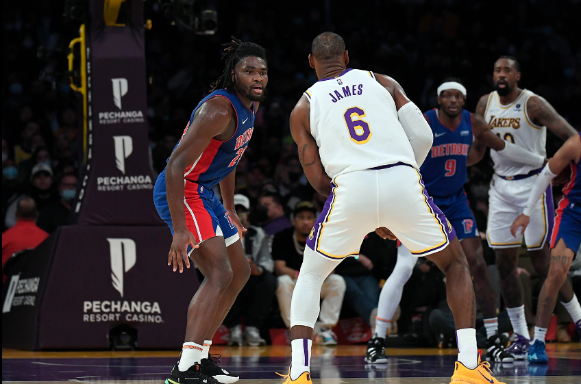 活塞斯图尔特篮板称王,惜败快船难掩团队短板  活塞斯图尔特篮板称王,惜败快船难掩团队短板